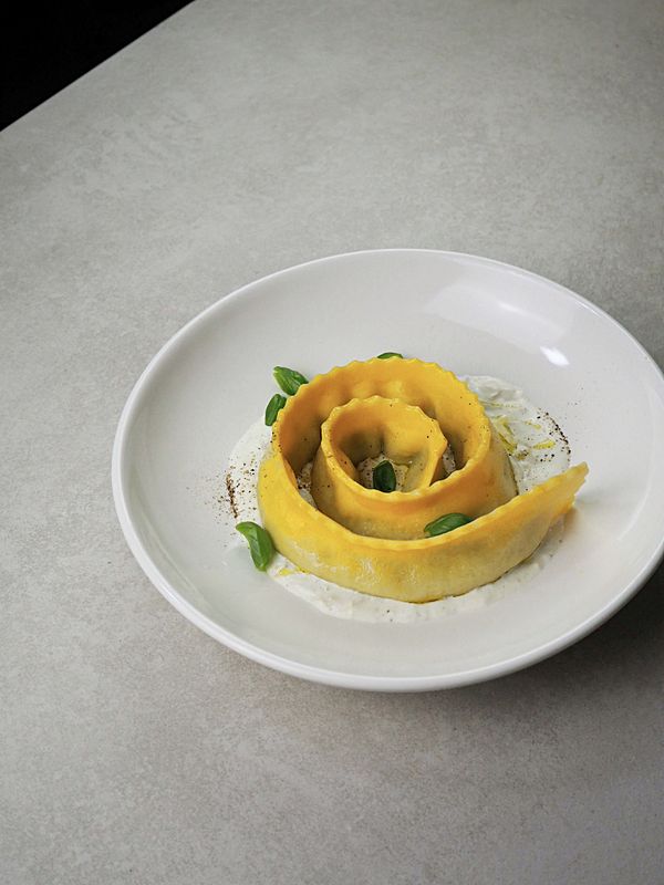 Равиолони с картофелем, шиитаке и сливочно-трюфельным соусом