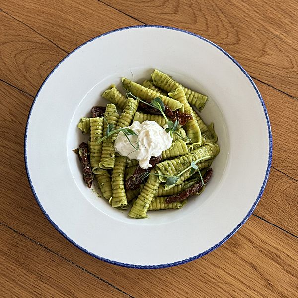 Гарганелли с вяленными томатами и соусом песто