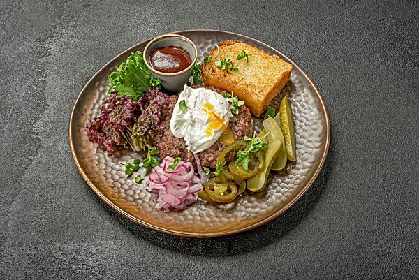 Бифштекс с яйцом пашот