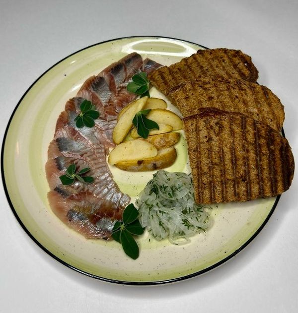 Сельдь с картофелем печеным и луком маринованным