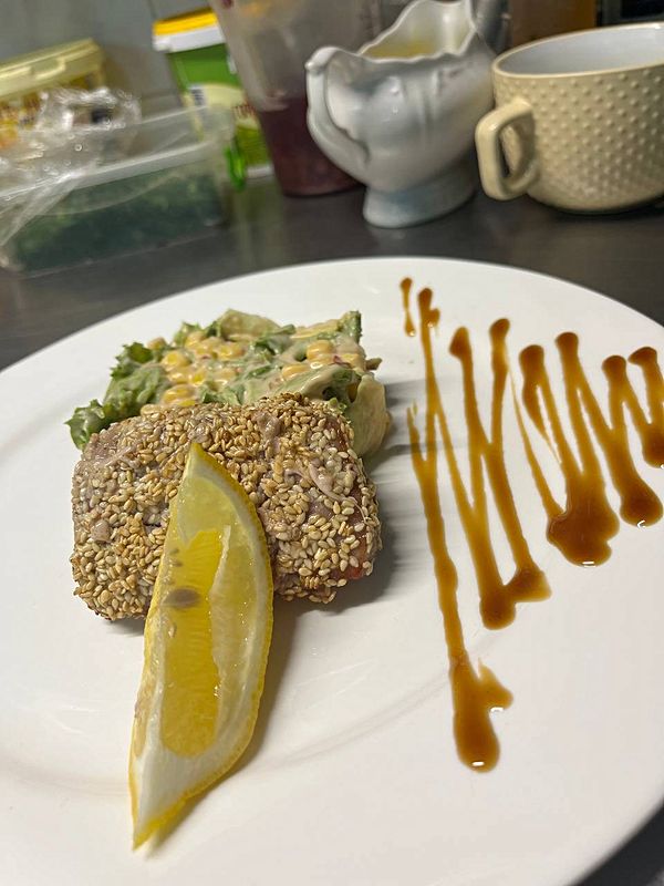 Салат с тунцом гриль