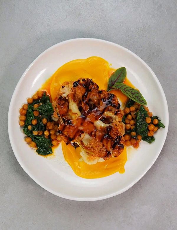 Стейк из цветной капусты с тыквенным муссом, нутом и шпинатом
