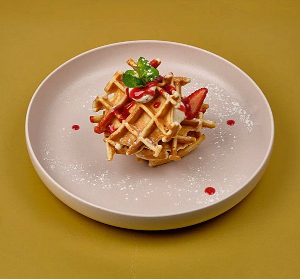 Венские вафли со сливочным кремом и малиновым соусом