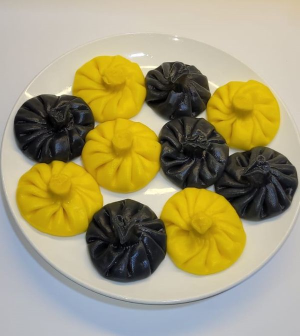 Хинкали черные с лососем и луком