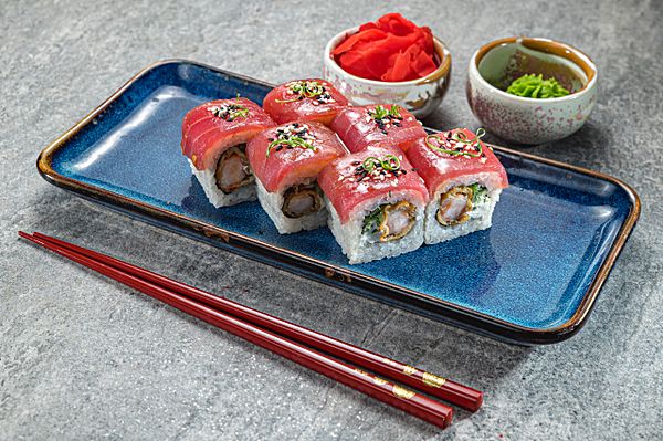 Ролл с тунцом и лангустином темпура