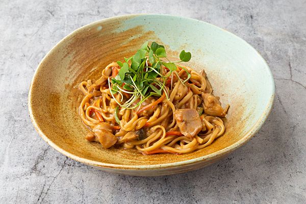 Пшеничная лапша с курицей и грибами шиитаке в соусе терияки