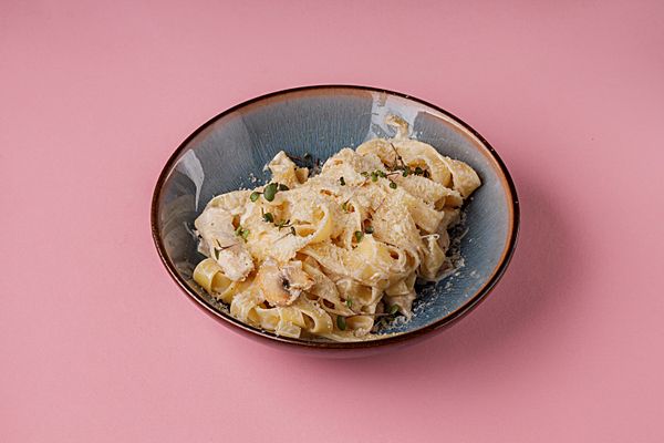 Феттучини с курицей и грибами