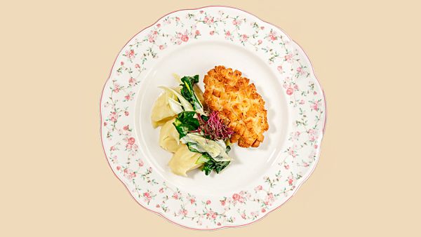 Пожарская котлета с картофельным пюре и томленым шпинатом