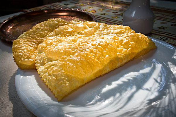 Чибереки с сыром и помидором