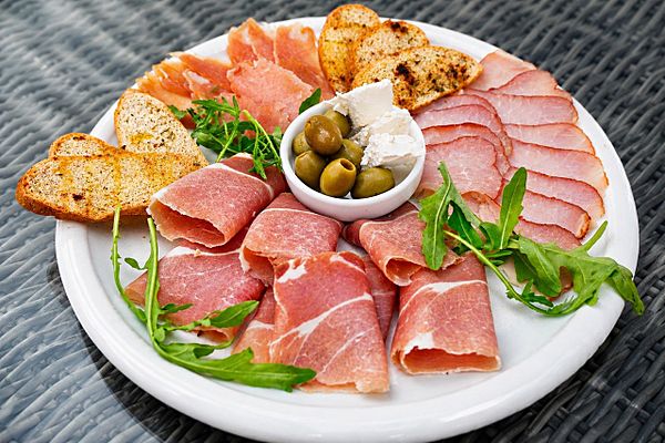 Мясные деликатесы