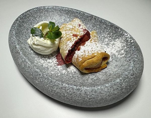 Штрудель ягодный со взбитыми сливками