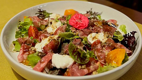 Карпаччо из говядины с сыром страчателла