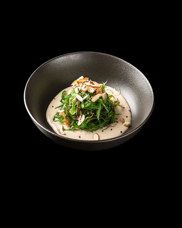 Салат чука с ореховым соусом