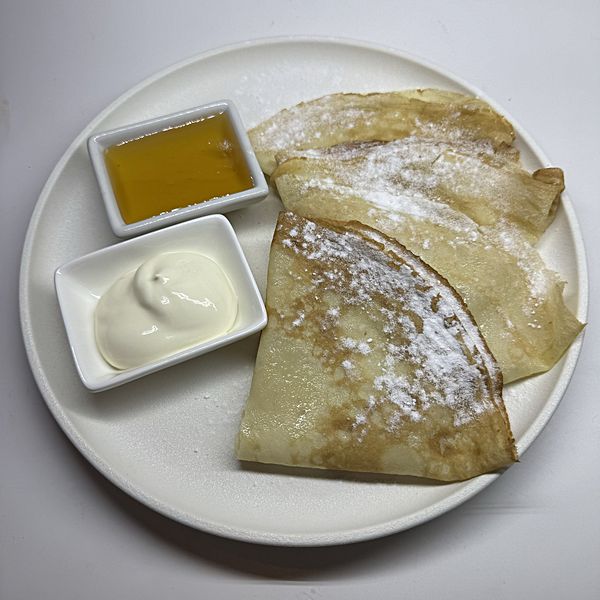 Блины с медом и сметаной