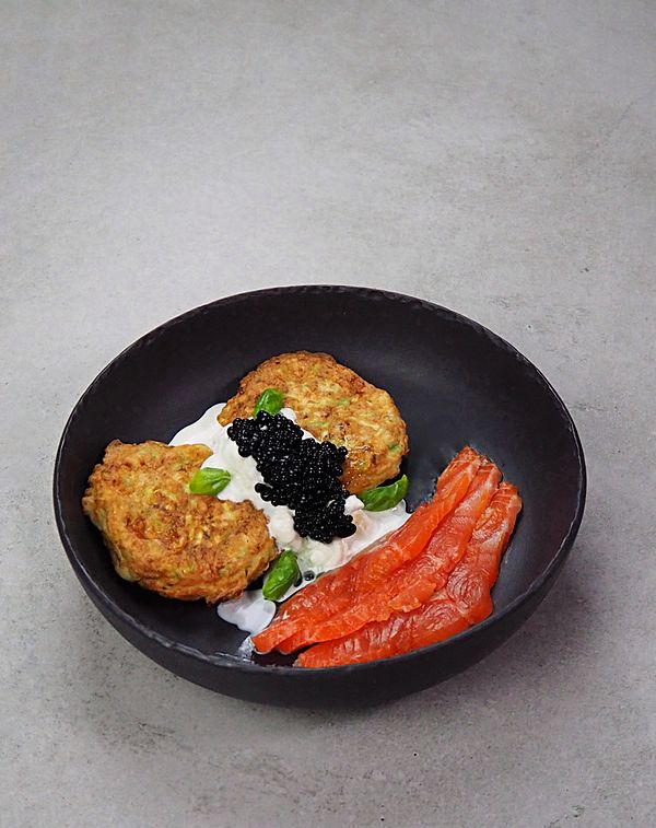 Оладьи с лососем и страчателлой и грибной икрой