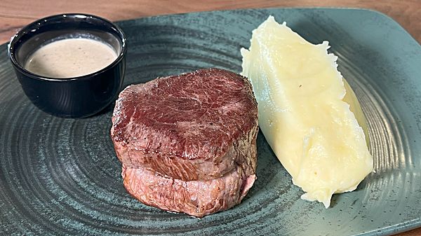 Филе миньон из говядины с картофельным пюре под перечным соусом 