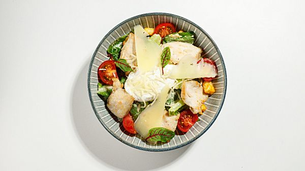 Салат Цезарь с курицей