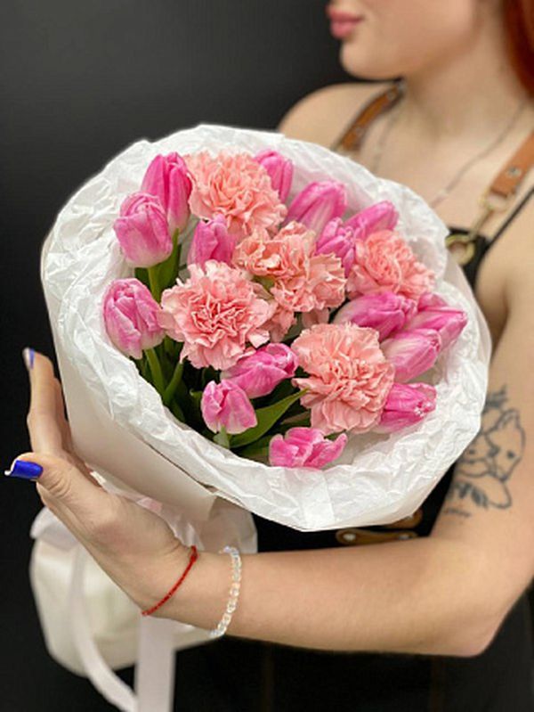 Нежный букет с диантусами и тюльпанами