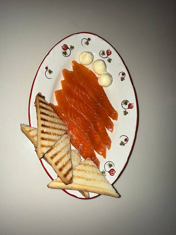 Лосось слабосоленый c тостами и сливочным маслом