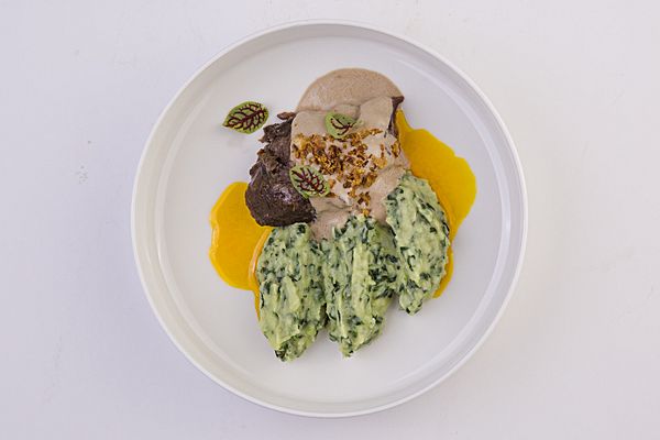 Говяжьи щечки с шпинатным пюре