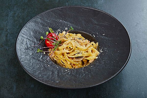 Паста с курицей и грибами