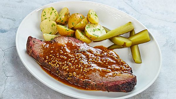 Брискет из говяжьей грудинки с картофелем и маринованным огурцом