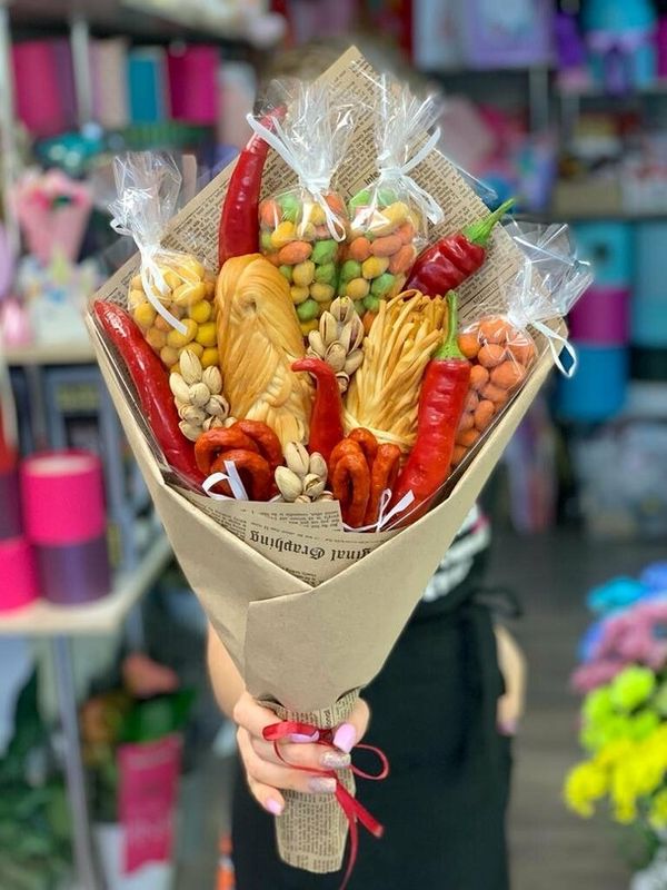 Мужской букет с орехами и сухариками