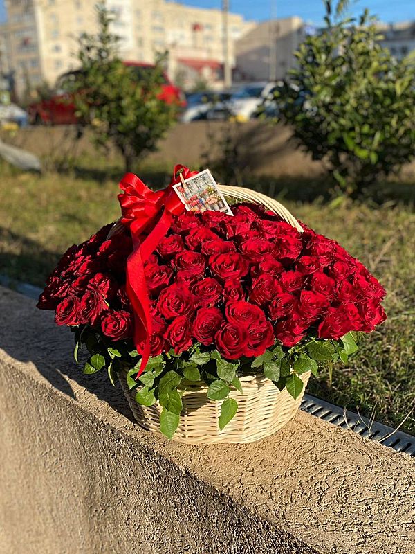 101 кенийская роза в корзине