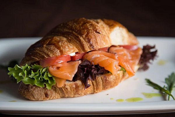 Круассендвич с лососем и сливочным сыром