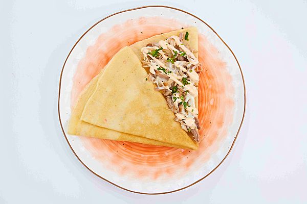 С томленой свининой, сырами Моцарелла и тостерным, соусом Айоли и зеленью петрушки