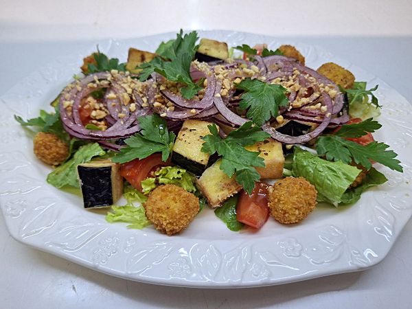 Салат с баклажанами фри