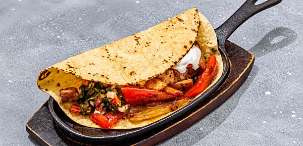 Мексиканская пшеничная лепёшка с куриным филе и овощами