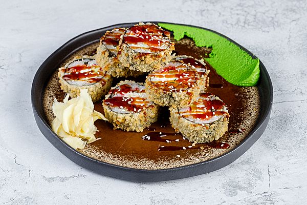 Ролл жаренный с лососем