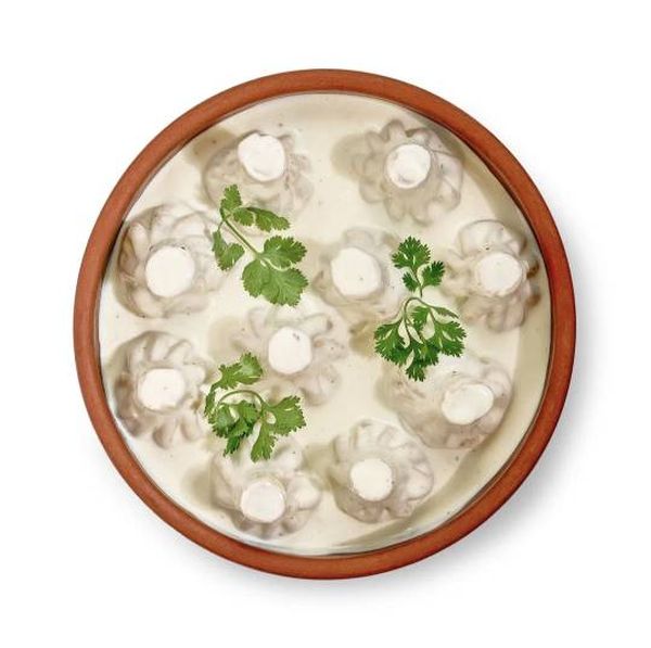 Мини хинкали с курицей в сырном соусе