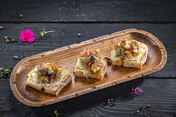 Брускетта с запечённым баклажаном