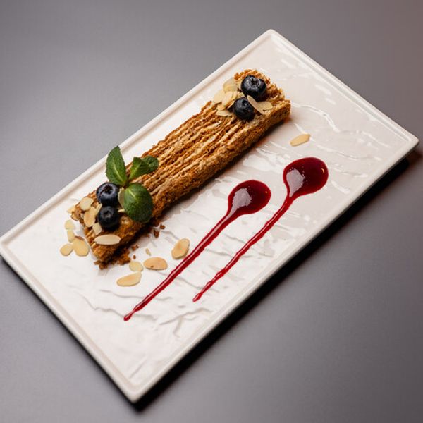 Нежный медовик с малиновым соусом