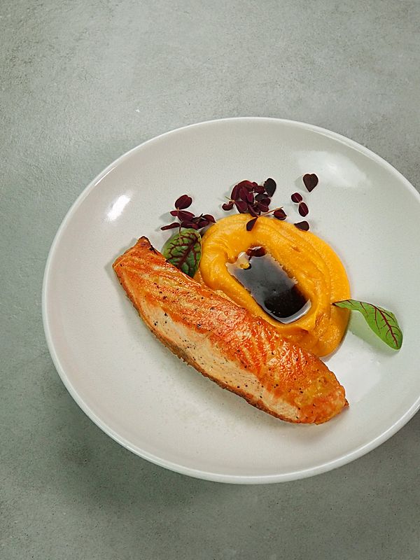 Лосось с пюре из батата и трюфельным дрессингом