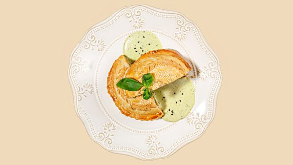 Кулебяка с красной рыбой со сливочным песто