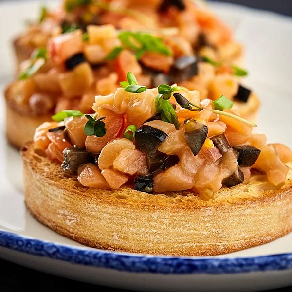 Брускетта с лососем