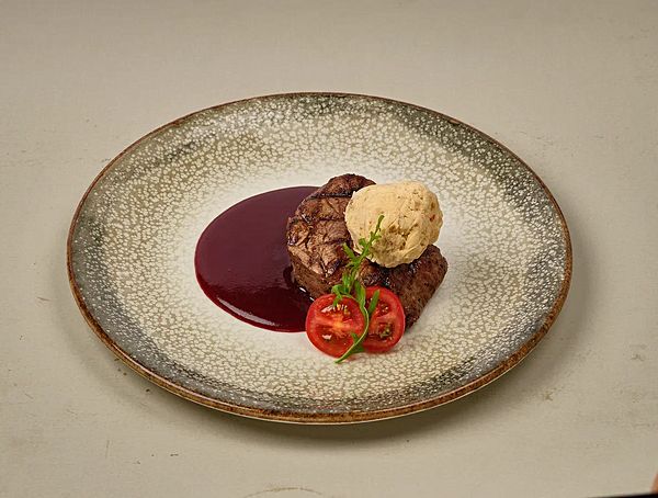 Филе-миньон с мороженым из белых грибов