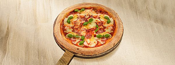 Пицца с креветкой, беконом и копченым ананасом