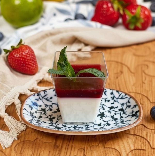 Паннакота с брусникой