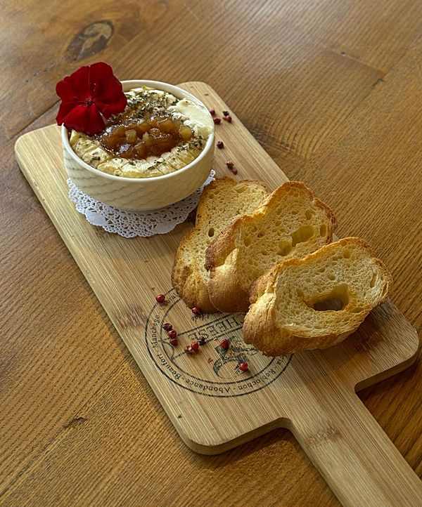 Запеченый камамбер, с хрустящей чиабаттой