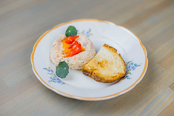 Рийет из подкопченой форели и пеленгаса с перчиками бикиньо