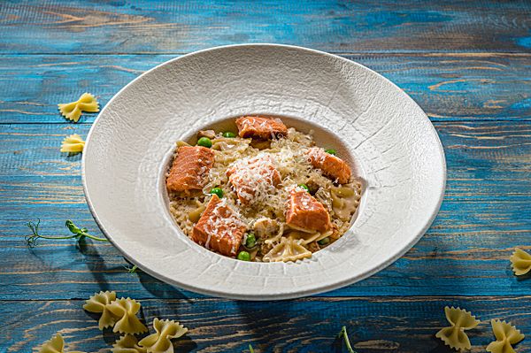 Паста Фарфалле с копчёным лососем