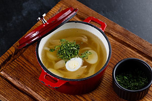 Бульон с удоном и курицей