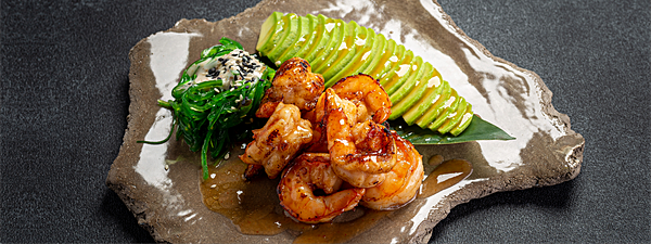 Тигровые креветки с авокадо