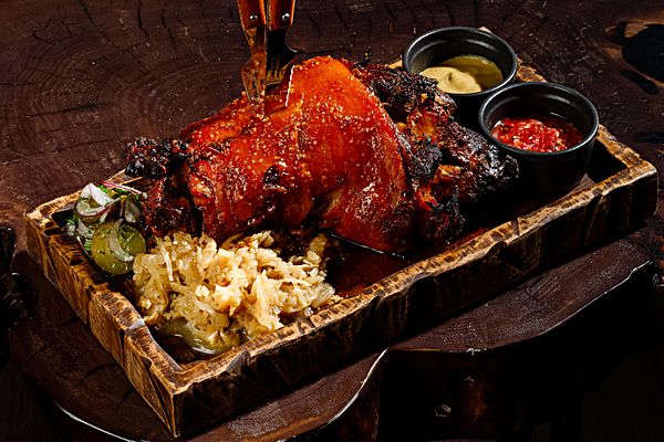 Свиная рулька томлёная в пиве