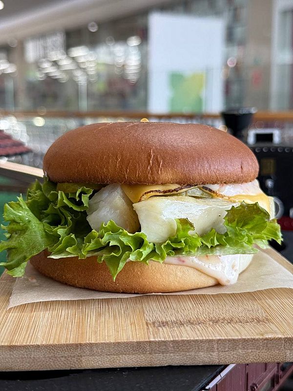 Бургер с филе белой рыбы