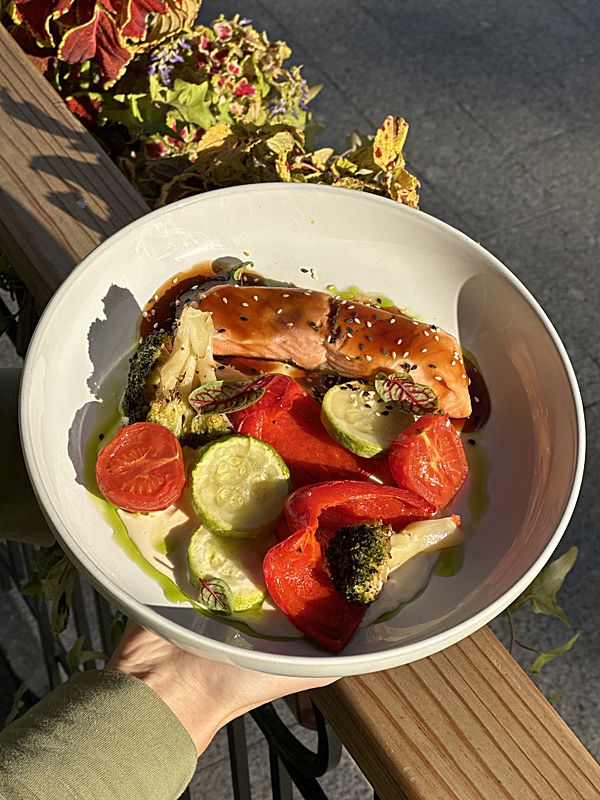 Лосось с овощами на пару